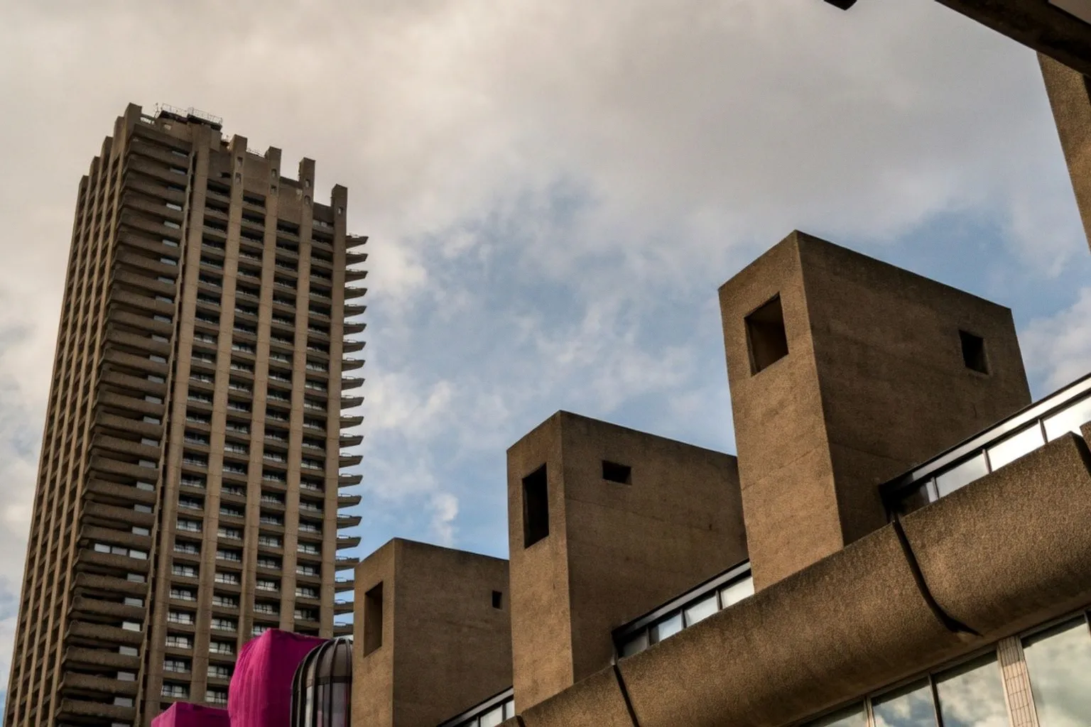 Barbican-Sanierung: Statische Herausforderungen beim Rückbau komplexer Betonstrukturen