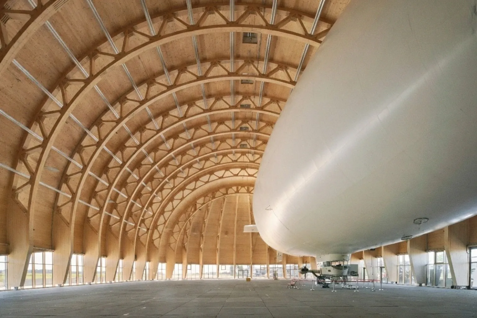 Großspannweiten im Holzbau: Tragwerksplanung für den Luftschiffhangar