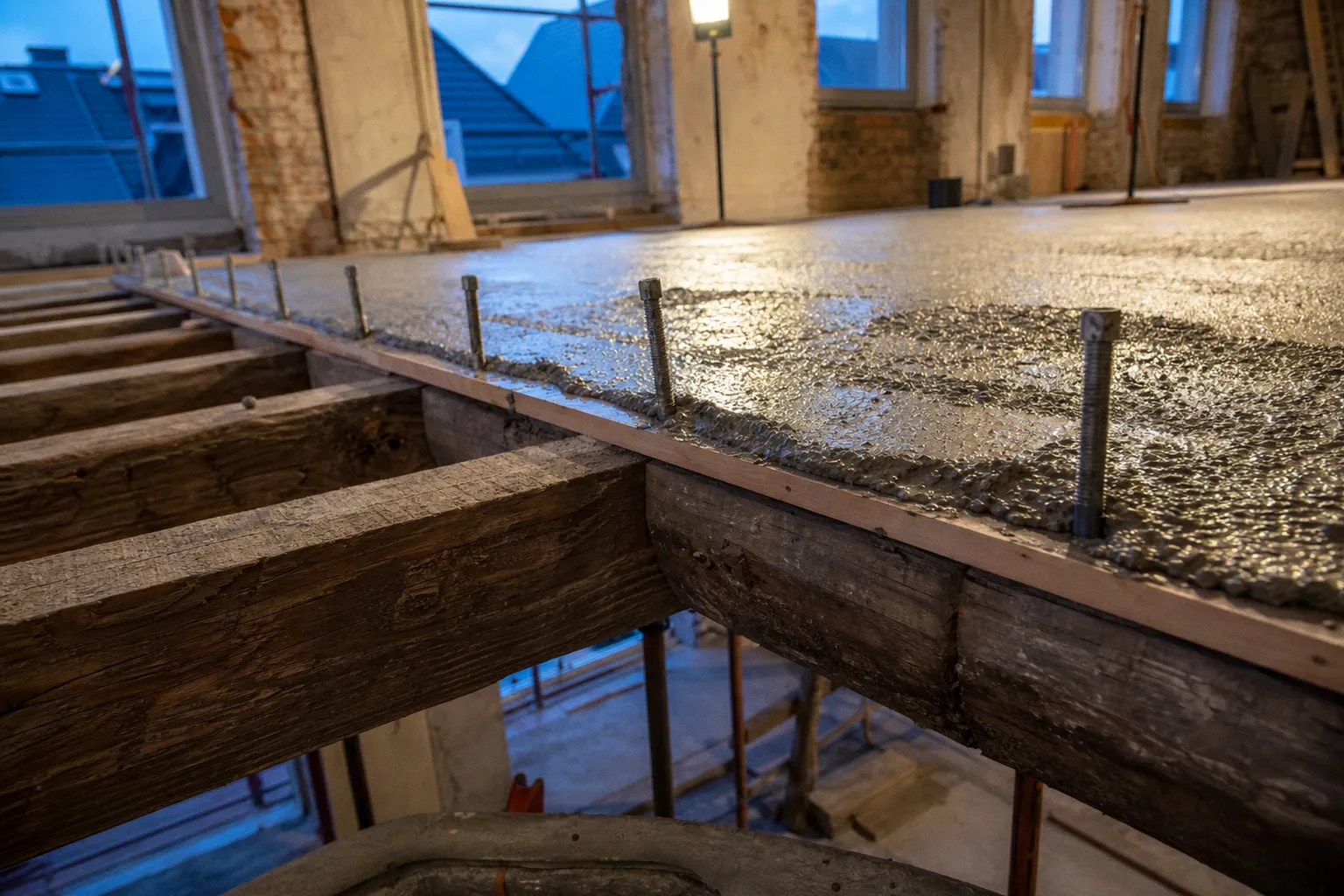 Holz-Beton-Verbund: Tragfähigkeit alter Decken steigern