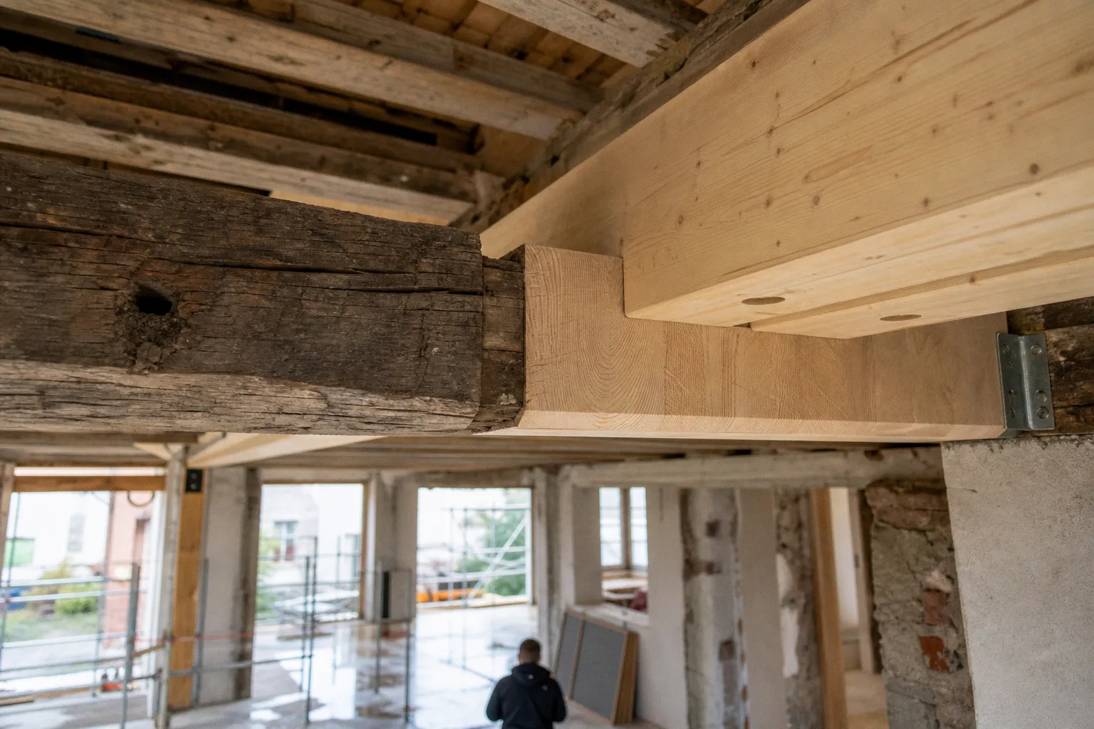 Holzbalkendecke: Sanierung oder kompletter Austausch?