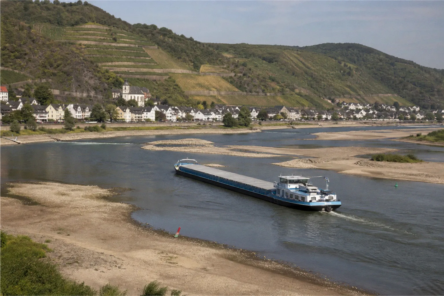 Kritische Infrastruktur am Limit: Warum Rhein und Schiene versagen