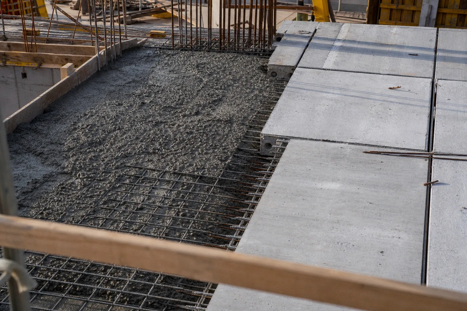 Ortbeton oder Fertigteilbau: Wann lohnt sich was?